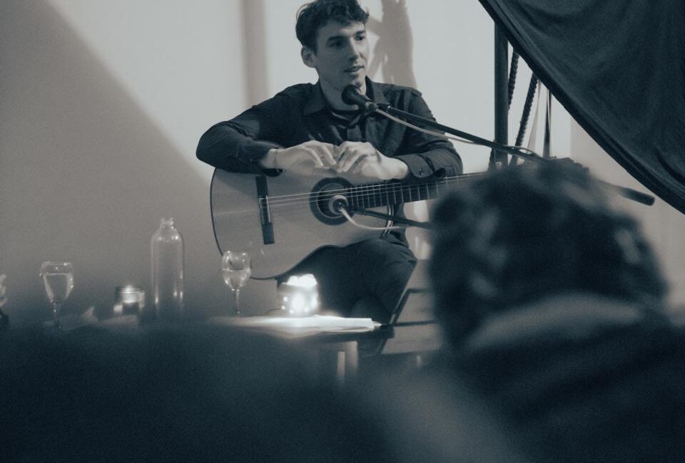 Mohamed Schiller tocando guitarra en vivo en San Rafael